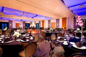 מסעדה או מקום אחר לאכול בו ב-Aloft by Marriott Mount Laurel