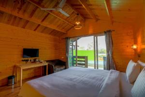 Postel nebo postele na pokoji v ubytování Lake Forest Resort Mulshi + 26 fotografií