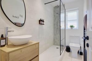 Phòng tắm tại The Nook - Cosy coastal retreat near Sandbanks +30 ảnh