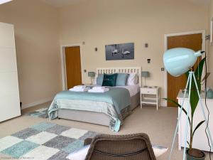 ein Schlafzimmer mit einem Bett und einem Ballon darin in der Unterkunft Libelle Lodge in South Cerney