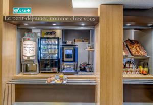 une fenêtre de stockage avec caisse et denrées alimentaires dans l'établissement B&B HOTEL Bordeaux Lormont, à Lormont 46 autres photos