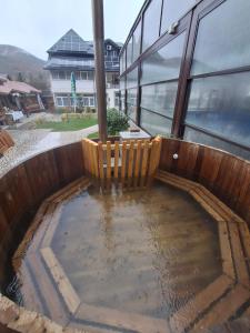 Foto dalla galleria di Vila Crinilor a Călimăneşti