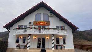 un edificio blanco con un cartel que dice durkin en Pensiunea Domnika, en Dej