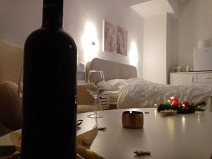 プリイェドルにあるSava Lux & Roomのワイングラスとワインボトル付きのテーブル