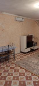 a living room with a table and a microwave at appartement à louer Djerba in Al Maqārisah