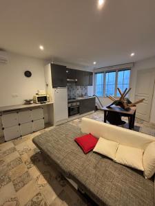 a living room with a couch and a kitchen at Grand T4 lumineux proche du lac de Molières in Molières