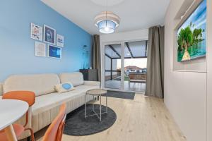 Posezení v ubytování Cozy Apt w AC, Garden & Parking