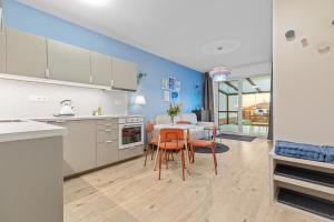 Kuchyň nebo kuchyňský kout v ubytování Cozy Apt w AC, Garden & Parking