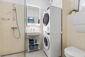 Koupelna v ubytování Cozy Apt w AC, Garden & Parking