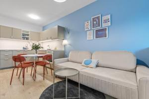 Kuchyň nebo kuchyňský kout v ubytování Cozy Apt w AC, Garden & Parking