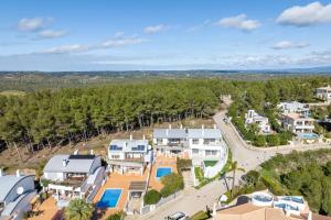 een luchtzicht op een villa met een weg en huizen bij Burgau Sea View, Beach & Pool Villa in Budens