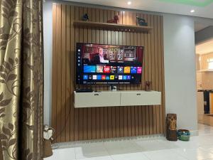 Televiisor ja/või meelelahutuskeskus majutusasutuses Ap 2Q , 3 ar condicioado, WiFi