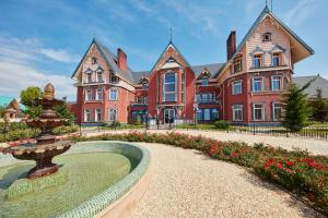 Jardín al aire libre en PortAventura Hotel Lucy's Mansion - Includes unlimited access & Express wristband to PortAventura Park & Ferrari Land