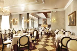 Un restaurante o sitio para comer en PortAventura Hotel Lucy's Mansion - Includes unlimited access & Express wristband to PortAventura Park & Ferrari Land