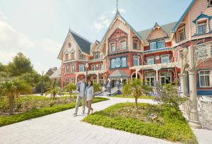 Clientes alojados en PortAventura Hotel Lucy's Mansion - Includes unlimited access & Express wristband to PortAventura Park & Ferrari Land