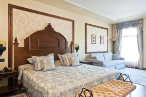 Cama o camas de una habitación en PortAventura Hotel Lucy's Mansion - Includes unlimited access & Express wristband to PortAventura Park & Ferrari Land