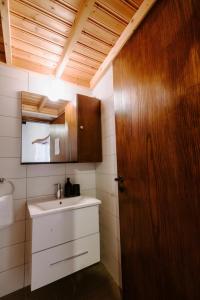 Phòng tắm tại Rustic Elegance in Omodos +43 ảnh