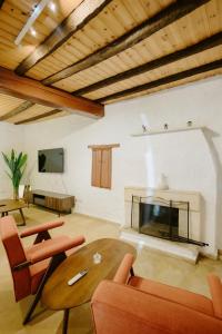 TV/trung tâm giải trí tại Rustic Elegance in Omodos