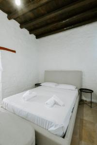 Giường trong phòng chung tại Rustic Elegance in Omodos