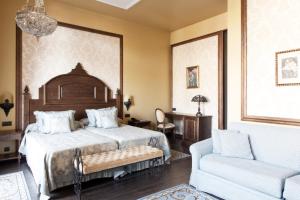 Un dormitorio con una cama grande y una silla. en PortAventura Hotel Lucy's Mansion - Includes unlimited access & Express wristband to PortAventura Park & Ferrari Land, en Salou