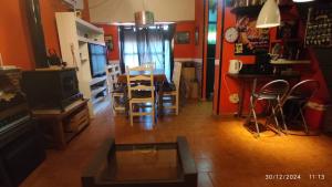 a kitchen and dining room with a table and chairs at Mar de Ajo Norte, a 50 mts San Bernardo, Frente al Mar con Cochera in Mar de Ajó