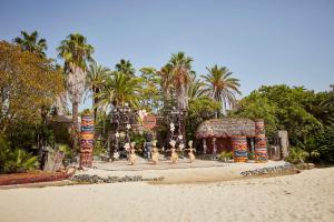 Jardín al aire libre en PortAventura Hotel Lucy's Mansion - Includes unlimited access & Express wristband to PortAventura Park & Ferrari Land