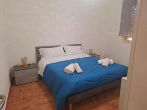 Un dormitorio con una cama azul con dos almohadas. en Vera Home, en Agrigento