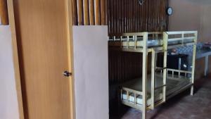 Una habitación con litera y una habitación con aiger en The Roaming Nest - Panglao, en Panglao
