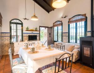 una cucina e un soggiorno con tavolo e sedie di Finca Rural Los Gorriones a El Garrobo