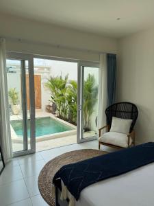 - une chambre avec un lit et une piscine dans l'établissement Amazing rice field-view Villa 3min walk to the sea, à Munggu