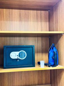 ein Regal mit einer blauen Tasche und einer blauen Tasche in der Unterkunft Appartement luxe au cœur de Marrakech in Marrakesch