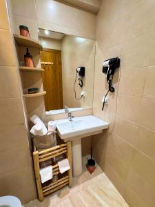 ein Badezimmer mit Waschbecken und Spiegel in der Unterkunft Appartement luxe au cœur de Marrakech in Marrakesch