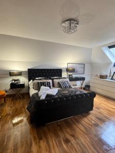 a living room with a bed and a couch at WestLaigh Lrg Luxury Country Farm House 20 min from the city in Glassford