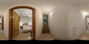 een kamer met een grote ovale spiegel en een slaapkamer bij Apartamentos Manbea in San José +102 foto's