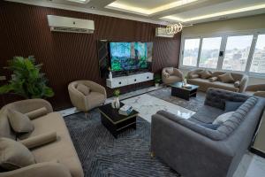 A television and/or entertainment centre at Luxury Apt with Stunning View
