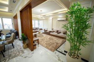 A seating area at Luxury Apt with Stunning View