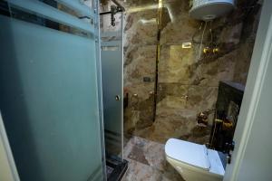 A bathroom at Luxury Apt with Stunning View