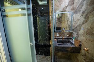 A bathroom at Luxury Apt with Stunning View