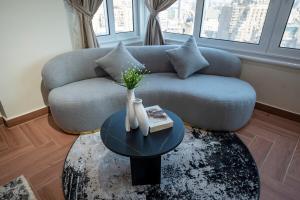 A seating area at Luxury Apt with Stunning View