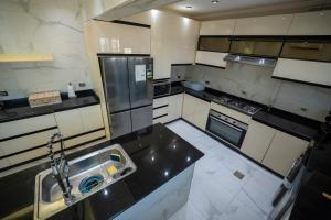 A kitchen or kitchenette at Luxury Apt with Stunning View