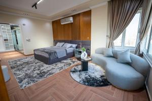 A seating area at Luxury Apt with Stunning View