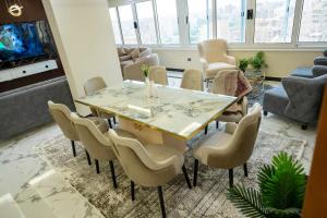 A seating area at Luxury Apt with Stunning View