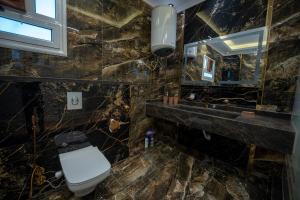 A bathroom at Luxury Apt with Stunning View