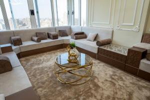 A seating area at Luxury Apt with Stunning View