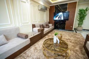 A seating area at Luxury Apt with Stunning View