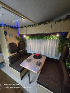 洛斯克里斯蒂亚诺斯Autocaravan,camper,campervan,motorhome,not driveable,only habitable的一辆带桌子的房车，还有一张沙发和一张桌子