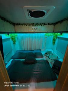 洛斯克里斯蒂亚诺斯Autocaravan,camper,campervan,motorhome,not driveable,only habitable的一间小卧室,在大篷车内提供床铺