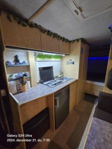 洛斯克里斯蒂亚诺斯Autocaravan,camper,campervan,motorhome,not driveable,only habitable的一间带水槽和炉灶的厨房