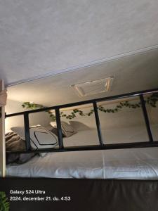 Autocaravan,camper,campervan,motorhome,not driveable,only habitable客房内的一张或多张床位