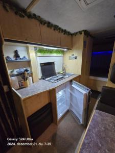洛斯克里斯蒂亚诺斯Autocaravan,camper,campervan,motorhome,not driveable,only habitable的一间带水槽和冰箱的厨房 更多4张照片